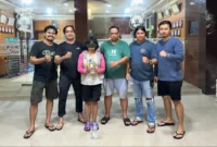 Tim Klewang Satreskrim Polresta Padang mengamankan IRT pelaku pencurian HP di Lubuk Begalung. (Foto: Polresta Padang)