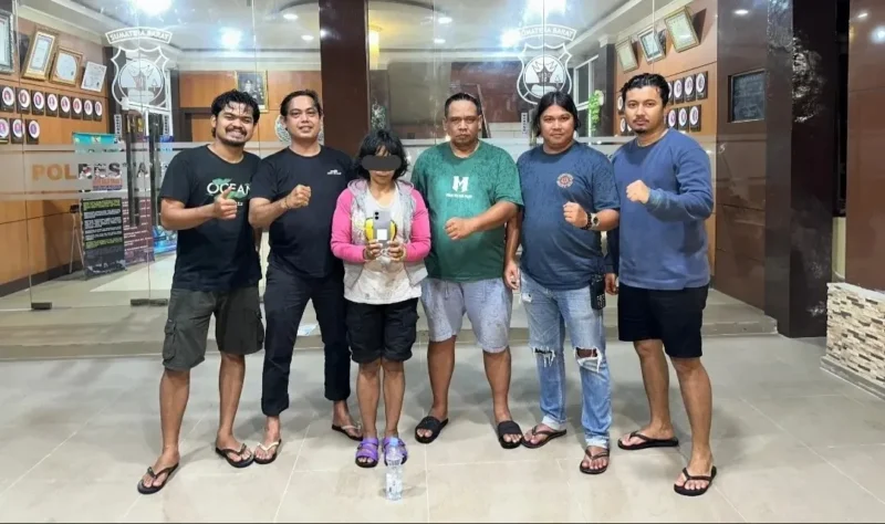Tim Klewang Satreskrim Polresta Padang mengamankan IRT pelaku pencurian HP di Lubuk Begalung. (Foto: Polresta Padang)