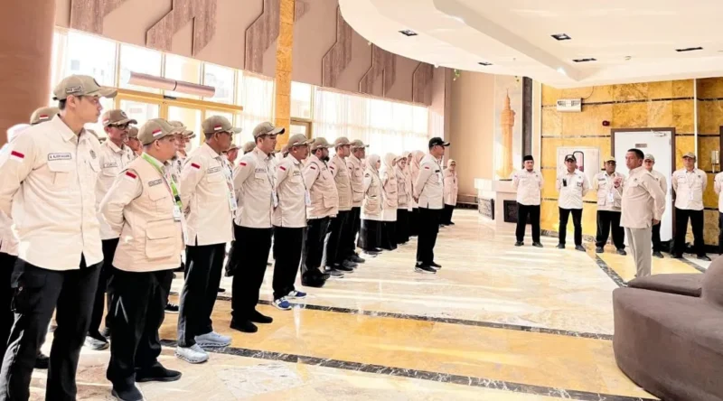 Inspektur Jenderal Kemenhaj, Dendi Suryadi, memimpin langsung apel gabungan PPIH Arab Saudi di beberapa sektor di Makkah, Kamis (14/5/2026). (Foto: Kemenhaj)