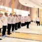 Inspektur Jenderal Kemenhaj, Dendi Suryadi, memimpin langsung apel gabungan PPIH Arab Saudi di beberapa sektor di Makkah, Kamis (14/5/2026). (Foto: Kemenhaj)