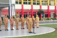 Staf Ahli Gubernur Bidang Hukum, Politik, dan Pemerintahan Provinsi Sumatera Barat, Jasman Dt. Bandaro Bendang saat memimpin apel gabungan ASN di halaman Kantor Gubernur Sumbar, Senin (18/5/2026). (Foto: ADPSB)