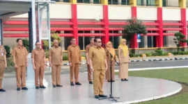 Staf Ahli Gubernur Bidang Hukum, Politik, dan Pemerintahan Provinsi Sumatera Barat, Jasman Dt. Bandaro Bendang saat memimpin apel gabungan ASN di halaman Kantor Gubernur Sumbar, Senin (18/5/2026). (Foto: ADPSB)
