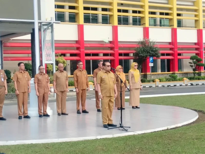 Staf Ahli Gubernur Bidang Hukum, Politik, dan Pemerintahan Provinsi Sumatera Barat, Jasman Dt. Bandaro Bendang saat memimpin apel gabungan ASN di halaman Kantor Gubernur Sumbar, Senin (18/5/2026). (Foto: ADPSB)