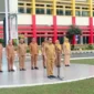 Staf Ahli Gubernur Bidang Hukum, Politik, dan Pemerintahan Provinsi Sumatera Barat, Jasman Dt. Bandaro Bendang saat memimpin apel gabungan ASN di halaman Kantor Gubernur Sumbar, Senin (18/5/2026). (Foto: ADPSB)