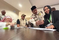 Penyerahan dana wakaf Baitul Asyi sebesar 2.000 Riyal kepada jemaah Aceh di Wilayah Jarwal, Makkah, Selasa (12/5/2026). (Foto: Kemenhaj)