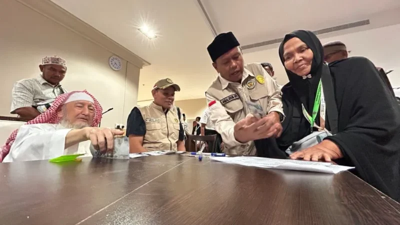 Penyerahan dana wakaf Baitul Asyi sebesar 2.000 Riyal kepada jemaah Aceh di Wilayah Jarwal, Makkah, Selasa (12/5/2026). (Foto: Kemenhaj)