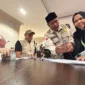 Penyerahan dana wakaf Baitul Asyi sebesar 2.000 Riyal kepada jemaah Aceh di Wilayah Jarwal, Makkah, Selasa (12/5/2026). (Foto: Kemenhaj)