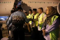 Bupati Pasbar, Yulianto, mengawal langsung proses keberangkatan jemaah calon haji (JCH) asal Pasbar hingga BIM, Senin (4/5). (Foto: Diskominfo Pasbar)