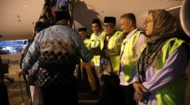 Bupati Pasbar, Yulianto, mengawal langsung proses keberangkatan jemaah calon haji (JCH) asal Pasbar hingga BIM, Senin (4/5). (Foto: Diskominfo Pasbar)