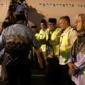 Bupati Pasbar, Yulianto, mengawal langsung proses keberangkatan jemaah calon haji (JCH) asal Pasbar hingga BIM, Senin (4/5). (Foto: Diskominfo Pasbar)