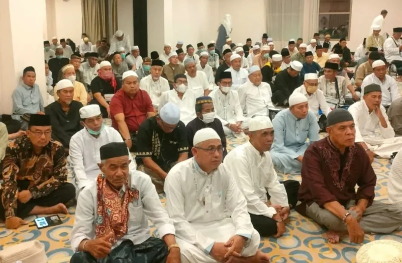 Jemaah haji Indonesia yang menempati Tower 9A Hotel Hidayah Aziziyah, Sektor 10 Kota Makkah mengikuti kegiatan Kulsum usai Salat Subuh, Minggu (10/5/2026). (Foto: Kemenhaj) 