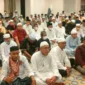 Jemaah haji Indonesia yang menempati Tower 9A Hotel Hidayah Aziziyah, Sektor 10 Kota Makkah mengikuti kegiatan Kulsum usai Salat Subuh, Minggu (10/5/2026). (Foto: Kemenhaj) 
