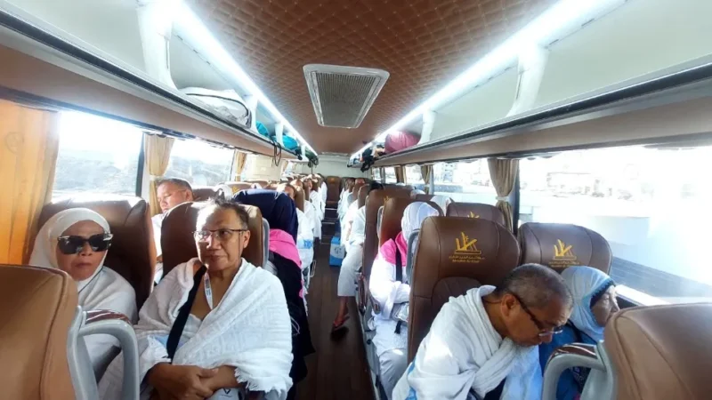 Jemaah Haji Kloter 01 Embarkasi Padang mulai bergerak menuju Makkah, Jumat (1/5/2026). (Foto: Humas Kemenhaj Sumbar)