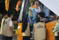 Jemaah haji Kloter 10 Pasaman tiba di Asrama Haji Tabing pada Minggu (3/5/2026) sekitar pukul 23.00 WIB. (Foto: Humas Kemenhaj Sumbar)
