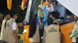 Jemaah haji Kloter 10 Pasaman tiba di Asrama Haji Tabing pada Minggu (3/5/2026) sekitar pukul 23.00 WIB. (Foto: Humas Kemenhaj Sumbar)