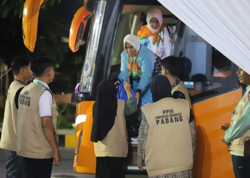 Jemaah haji Kloter 10 Pasaman tiba di Asrama Haji Tabing pada Minggu (3/5/2026) sekitar pukul 23.00 WIB. (Foto: Humas Kemenhaj Sumbar)