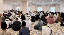Ratusan jemaah haji Kloter 14 Embarkasi Padang saat mengikuti bimbingan rohani menjelang keberangkatan ke Padang Arafah. (Foto: Humas Kemenhaj Sumbar)