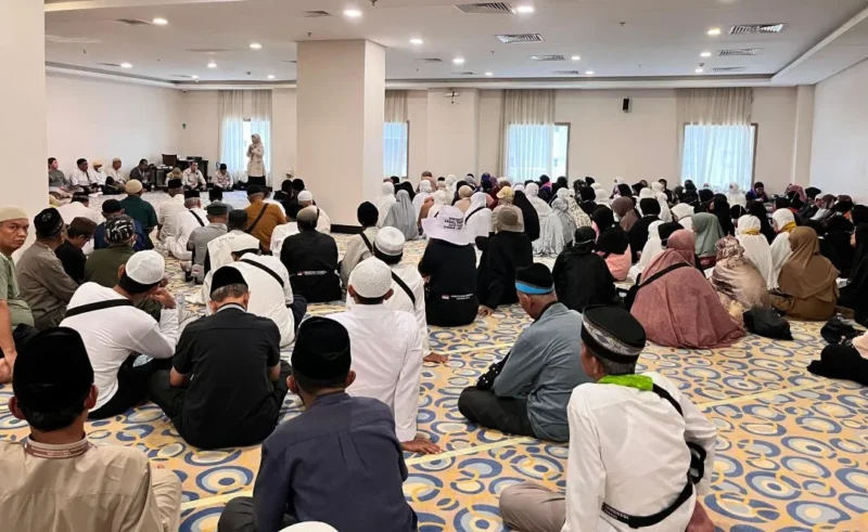 Ratusan jemaah haji Kloter 14 Embarkasi Padang saat mengikuti bimbingan rohani menjelang keberangkatan ke Padang Arafah. (Foto: Humas Kemenhaj Sumbar)