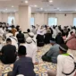 Ratusan jemaah haji Kloter 14 Embarkasi Padang saat mengikuti bimbingan rohani menjelang keberangkatan ke Padang Arafah. (Foto: Humas Kemenhaj Sumbar)