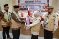 Kepala Kantor Wilayah Kementerian Agama Provinsi Sumbar Mustafa, melepas Jemaah Haji Kloter 07 Embarkasi Padang, Jumat (1/5) di Asrama Haji. (Foto: Humas Kemenhaj Sumbar)