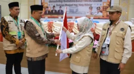 Kepala Kantor Wilayah Kementerian Agama Provinsi Sumbar Mustafa, melepas Jemaah Haji Kloter 07 Embarkasi Padang, Jumat (1/5) di Asrama Haji. (Foto: Humas Kemenhaj Sumbar)