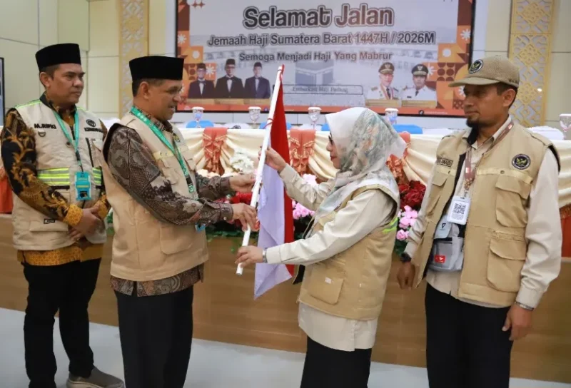 Kepala Kantor Wilayah Kementerian Agama Provinsi Sumbar Mustafa, melepas Jemaah Haji Kloter 07 Embarkasi Padang, Jumat (1/5) di Asrama Haji. (Foto: Humas Kemenhaj Sumbar)