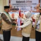 Kepala Kantor Wilayah Kementerian Agama Provinsi Sumbar Mustafa, melepas Jemaah Haji Kloter 07 Embarkasi Padang, Jumat (1/5) di Asrama Haji. (Foto: Humas Kemenhaj Sumbar)