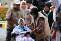 Jemaah Calon Haji Kloter 12 Embarkasi Padang diberangkatkan menuju Jeddah melalui BIM pada Kamis (7/5/2026) pukul 03.40 WIB. (Foto: Humas Kemenhaj Sumbar)