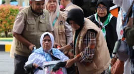 Jemaah Calon Haji Kloter 12 Embarkasi Padang diberangkatkan menuju Jeddah melalui BIM pada Kamis (7/5/2026) pukul 03.40 WIB. (Foto: Humas Kemenhaj Sumbar)