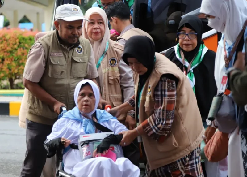 Jemaah Calon Haji Kloter 12 Embarkasi Padang diberangkatkan menuju Jeddah melalui BIM pada Kamis (7/5/2026) pukul 03.40 WIB. (Foto: Humas Kemenhaj Sumbar)