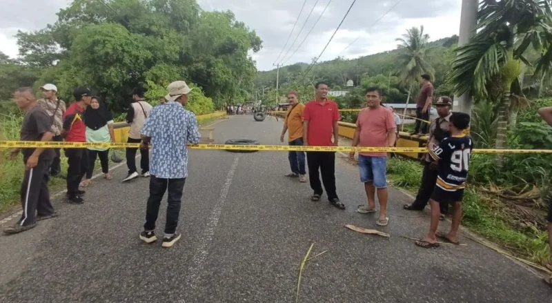 Jembatan Sitangkai-Tanjung Ampalu ditutup total akibat mengalami kerusakan serius. (Foto: Kominfo Tanah Datar)