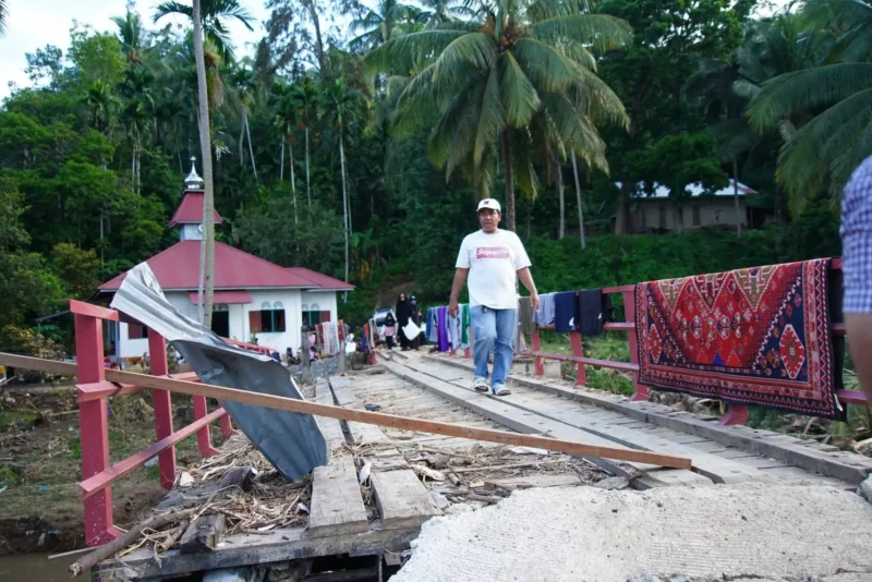 Luapan arus Batang Tompo mengakibatkan kerusakan sejumlah di Nagari Taluak, Kecamatan Lintau Buo, Tanah Datar. (Foto: Prokopim Tanah Datar)