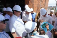 Kemenko Perekonomian Airlangga Hartarto bersama Menteri Investasi dan Hilirisasi/Kepala BKPM Rosan Roeslani dan COO Danantara Dony Oskaria meninjau pengembangan KEK Kura Kura Bali dan KEK Sanur, Jumat (1/5). (Foto: Kemenko Perekonomian)