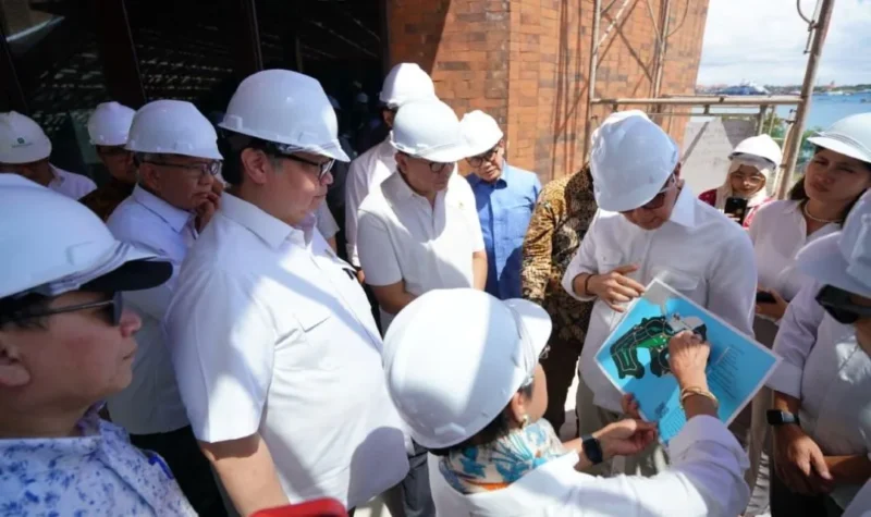 Kemenko Perekonomian Airlangga Hartarto bersama Menteri Investasi dan Hilirisasi/Kepala BKPM Rosan Roeslani dan COO Danantara Dony Oskaria meninjau pengembangan KEK Kura Kura Bali dan KEK Sanur, Jumat (1/5). (Foto: Kemenko Perekonomian)