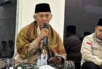 Musyrif Dini KH. Abdullah Kafabihi saat mengisi kajian di Musala Kantor Daerah Kerja (Daker) Makkah, Senin (18/5/2026) malam. (Foto: Kemenhaj)