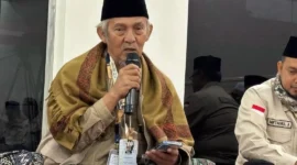 Musyrif Dini KH. Abdullah Kafabihi saat mengisi kajian  di Musala Kantor Daerah Kerja (Daker) Makkah, Senin (18/5/2026) malam. (Foto: Kemenhaj)
