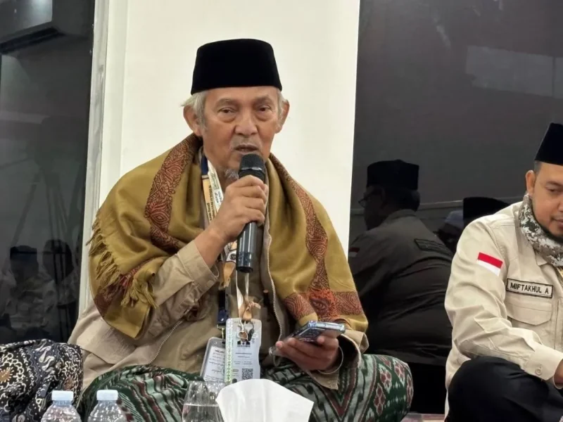 Musyrif Dini KH. Abdullah Kafabihi saat mengisi kajian  di Musala Kantor Daerah Kerja (Daker) Makkah, Senin (18/5/2026) malam. (Foto: Kemenhaj)
