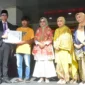Pj. Sekda Padang Pariaman Hendra Aswara menyerahkan penghargaan bupati kepada Kadri Maiwansyah dalam upacara peringatan Hari Otonomi Daerah dan Hardiknas di halaman Kantor Bupati, Senin (4/5/2026). (Foto: Diskominfo Padang Pariaman)