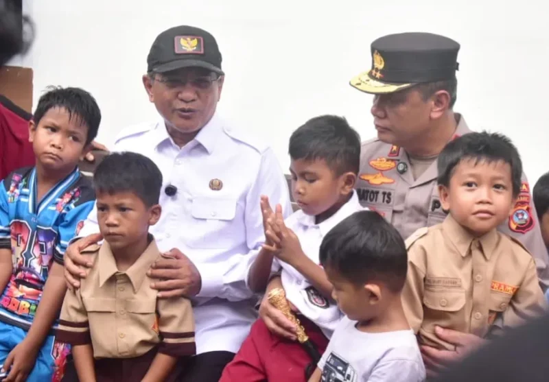 Kapolda Sumbar Irjen Pol. Gatot Tri Suryanta mengunjungi Huntara Batang Anai, Padang Pariaman, Rabu (13/5/2026). (Foto: Diskominfo Padang Pariaman)