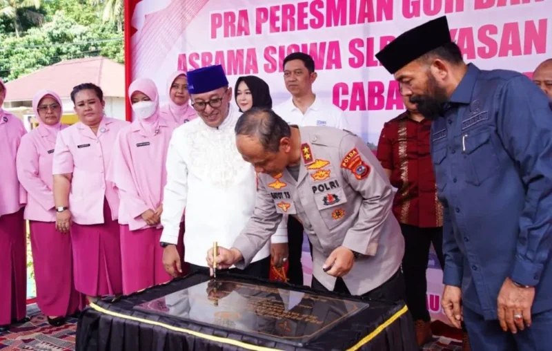 Kapolda Sumbar Irjen Pol Gatot Tri Suryanta bersama Bupati Tanah Datar Eka Putra meresmikan GOR dan groundbreaking asrama SLB Kemala Bhayangkari di Nagari Lubuak Jantan, Kecamatan Lintau Buo Utara, Jumat (22/5/2026). (Foto: Prokopim Tanah Datar)