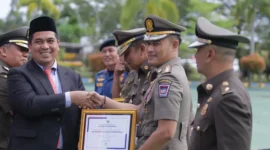 Kepala Satpol PP Kota Padang, Chandra Eka Putra menerima penghargaan Karya Bhakti di HUT Satpol PP ke-76, Satlinmas ke-64, dan Damkar) ke-107, Senin (25/6/2026). (Foto: Humas Satpol PP Padang)