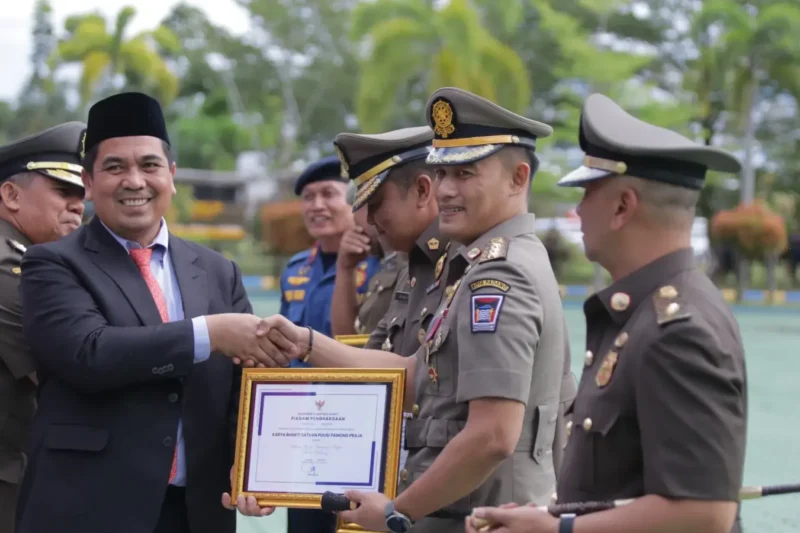 Kepala Satpol PP Kota Padang, Chandra Eka Putra menerima penghargaan Karya Bhakti di HUT Satpol PP ke-76, Satlinmas ke-64, dan Damkar) ke-107, Senin (25/6/2026). (Foto: Humas Satpol PP Padang)