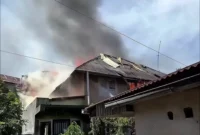 Kebakaran melanda sebuah rumah semi permanen di kawasan Parak Kopi, Jalan Setia Budi, Kelurahan Kayu Kubu, Kecamatan Guguk Panjang, Kota Bukittinggi, Kamis (28/5/2026). (Foto: IG @ramlannurmatias)