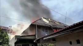 Kebakaran melanda sebuah rumah semi permanen di kawasan Parak Kopi, Jalan Setia Budi, Kelurahan Kayu Kubu, Kecamatan Guguk Panjang, Kota Bukittinggi, Kamis (28/5/2026). (Foto: IG @ramlannurmatias)
