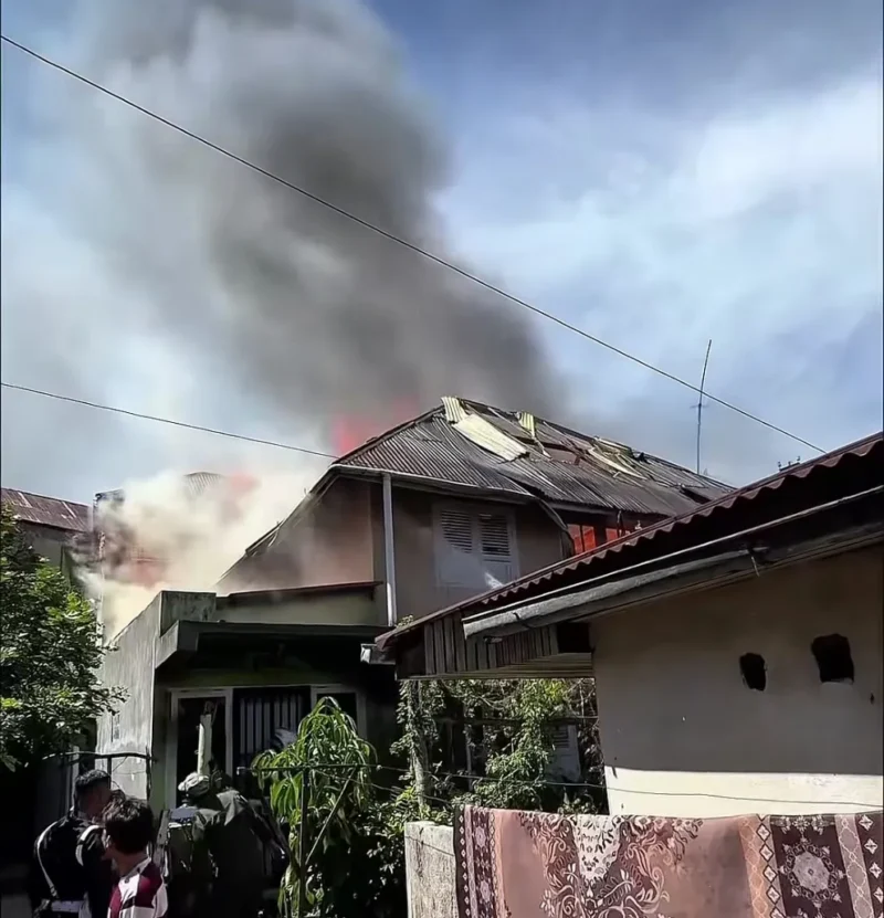 Kebakaran melanda sebuah rumah semi permanen di kawasan Parak Kopi, Jalan Setia Budi, Kelurahan Kayu Kubu, Kecamatan Guguk Panjang, Kota Bukittinggi, Kamis (28/5/2026). (Foto: IG @ramlannurmatias)