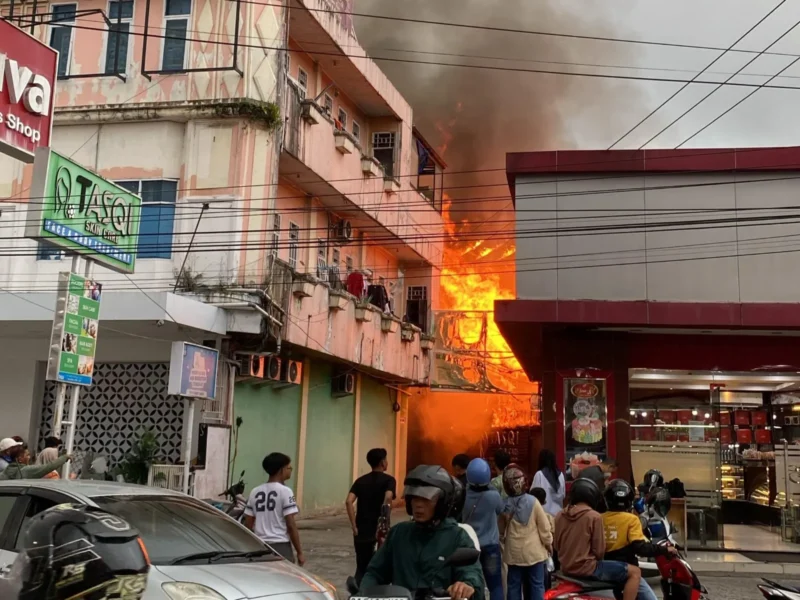 Kebakaran besar melanda kawasan Tarok Dipo, Bukittinggi, Jumat (1/5/2026) sore. (Foto: DPKP Bukittinggi)