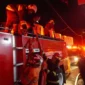 Petugas Damkar Padang Panjang berupaya memadamkan api yang menghanguskan satu unit mobil dan merusak sebagian rumah warga di kawasan Silaing Bawah, Kamis malam (28/5/2026). (Foto: Diskominfo Padang Panjang)