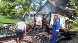 Petugas Damkar memadamkan kebakara  yang menghanguskan rumah semi permanen di Pessel, Sabtu (2/5/2026). (Dinas Damkar Pessel)