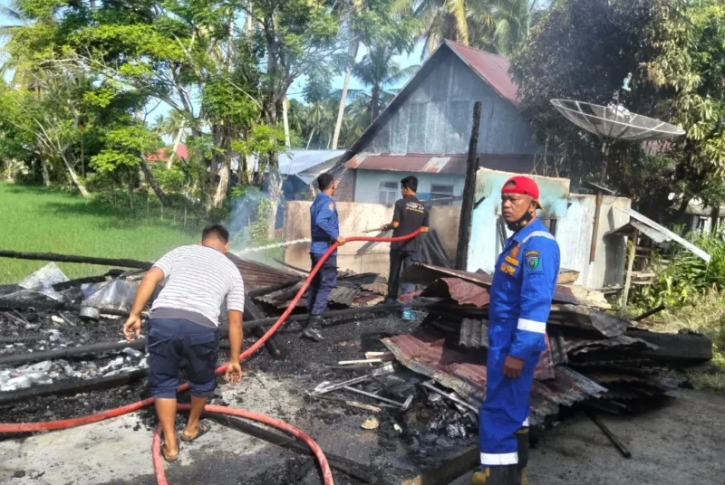 Petugas Damkar memadamkan kebakara  yang menghanguskan rumah semi permanen di Pessel, Sabtu (2/5/2026). (Dinas Damkar Pessel)