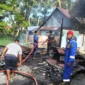 Petugas Damkar memadamkan kebakara  yang menghanguskan rumah semi permanen di Pessel, Sabtu (2/5/2026). (Dinas Damkar Pessel)